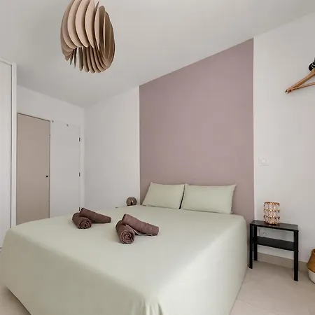 Appartamento T2 Climatisé Avec Balcon Et Parking *